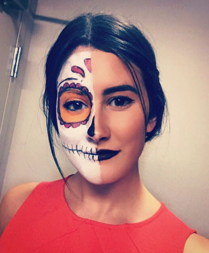 Candela con maquillaje de calavera